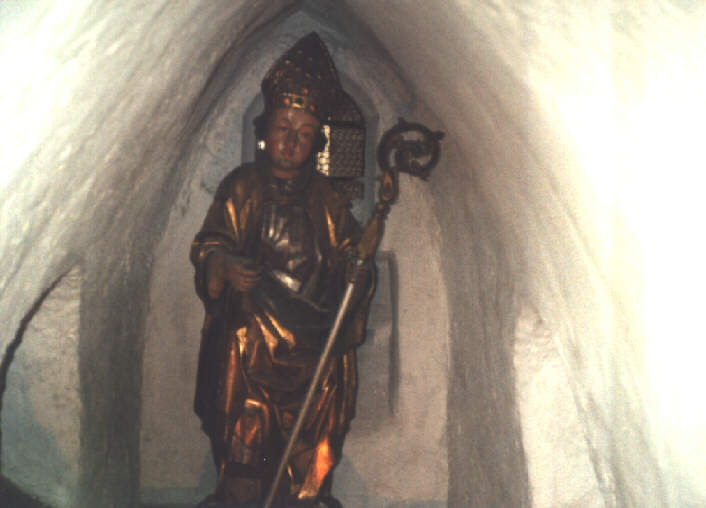 Die Figur des hlg. Wolfgang in der Klause der Wolfgangskirche am Wolfgangsee